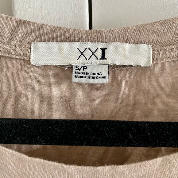 Forever 21 Crop Top, Short Sleeves, Sequins on the Front, Round Neckline, Size S - Picture 3 of 4